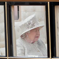 Meghan a Harry v sprievode.