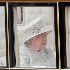 Meghan a Harry v sprievode.