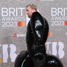 Sam Smith na BRITs 2023