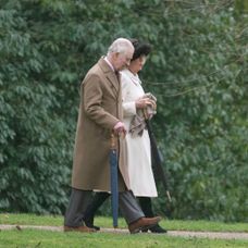 Kráľ Karol III. počas cesty na omšu do kostola v anglickom Sandringhame.