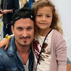 Ján Koleník s ešte malou Izabelou Gavorníkovou.