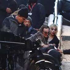 Lady Gaga a Joaquin Phoenix pomohli členovi štábu, ktorý zakopol