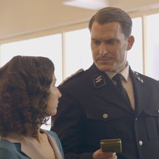 Klaus prinesie Eve darček ako odškodnenie, že si ju nevšímal v kabarete.