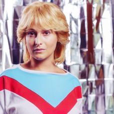 V minisérii s názvom Iveta stvárni Ivetu Bartošovú Anna Fialová