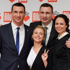 Bratia Klitchkovci s partnerkami.