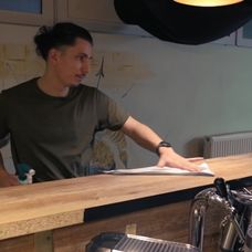 Na nože - Denis sa topí v dlhoch