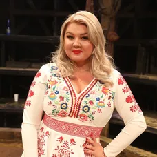 Evelyn v bielom outfite