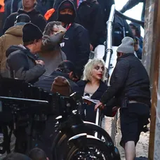Lady Gaga sa zhovára s členom štábu, ktorý o malý moment zakopne