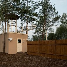 Dom pravdy, za ním záhrada Východu