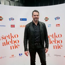 Všetko alebo nič, premiéra, Pawel Delag