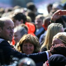 Kráľ a princ prekvapili dav ľudí.