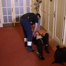 Polícia pokutuje ľudí bez rúška.