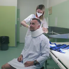 Sestrička pomáha Marošovi s premenou