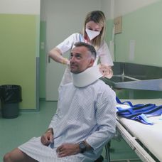 Sestrička pomáha Marošovi s premenou