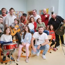 V Oteckoch účinkuje skupina Polemic.