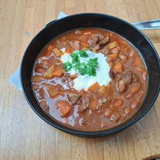 S Radkom Urbanyakom na obede v poľovníckej reštaurácii Silvanus