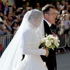 Keďže fúkal vietor, družičky mali čo robiť, aby udržali neveste šaty