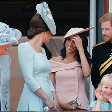 Britská kráľovská rodina na balkóne Buckinghamského paláca