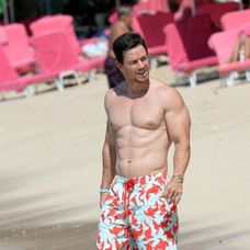 Mark Wahlberg ukázal na Barbadose vypracovanú postavu
