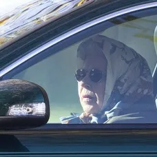 Kráľovná stále rada šoféruje.