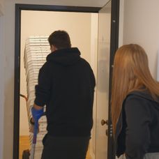 Hanka a Vašek si po návrate z ostrova naplánovali malú párty.