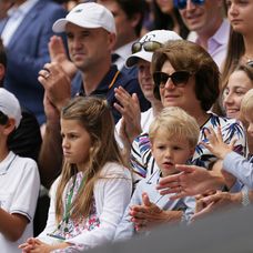 Deti Rogera Federera s manželkou Mirkou na tribúne počas finále Wimbledonu.
