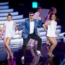 Speváčka Rita Ora si počas nakrúcania videoklipu neustrážila rozkrok