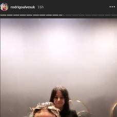 Zľava Ashley Young a Romelu Lukaku z Interu Miláno oslavujú gól na pôde Lazia Rím.