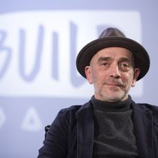 Vo veku 60 rokov zomrel britský herec Adrian Schiller