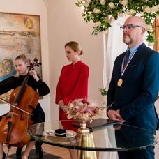 Lenka ušla sperd oltára