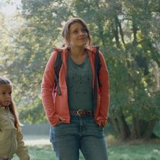 Hanka, Naďa a Martin išli stanovať do lesa.