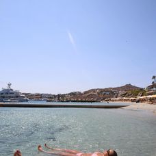 Jesicca Alba s rodinou oddychovala na Mykonose a zverejnila niekoľko snímok v bikinách.