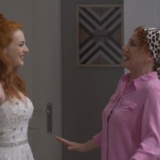 Samo uvidí Sabinu v bielom.