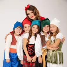 Mária Bartalos ako Snehulienka a deti z Oteckov ako rozkošní trpaslíci