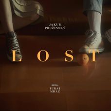 Jakub Pružinský vo videoklipe k prvému singlu Lost.