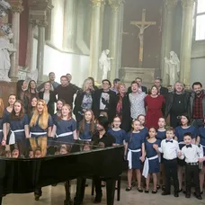 Dvadsať popredných umelcov si zaspievalo známu charitatívnu pesničku