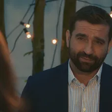 Jakub (Milan Ondrík) chce, aby to s Evou (Klára Issová) skúsili od začiatku.