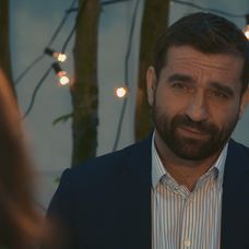 Jakub (Milan Ondrík) chce, aby to s Evou (Klára Issová) skúsili od začiatku.