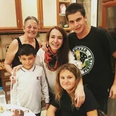 Deniz Uğur s deťmi a mamou