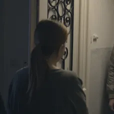 Andrej navštívi rodičov pacienta, ktorý zomrel.