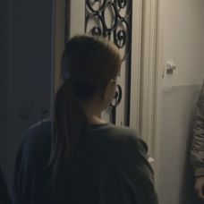 Andrej navštívi rodičov pacienta, ktorý zomrel.