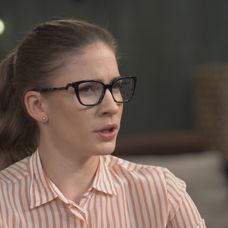 Ema nerozumie, prečo Alex zmenil názor.