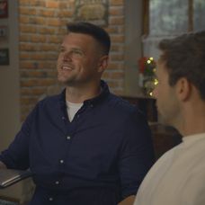 Moderátor Vlado Varecha v seriáli Mama na prenájom