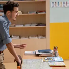 Dávid Hartl ako učiteľ Edo v Oteckoch.