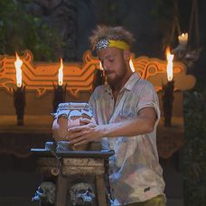 Na kmeňovej rade dostal najviac hlasov Márty, ale výberom džbána s vodou si zaistil šancu na záchranu.