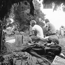 Na snímke zo 16. augusta 1969 stovky účastníkov vtytvára zápchy na ceste počas odchodu z Woodstocku.