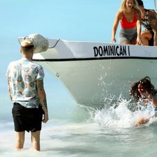 Príchod nových štyroch súťažiacich do Survivoru.