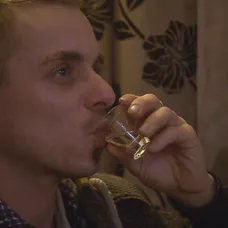Lukáš si rád vypije.