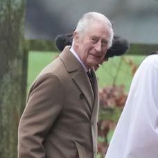 Kráľ Karol III. počas cesty na omšu do kostola v anglickom Sandringhame.