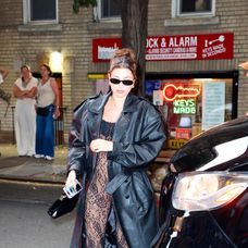 Tehotná Hailey Bieber v odvážnom overale